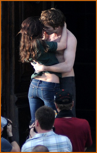 robert pattinson shirtless. Robert Pattinson dating